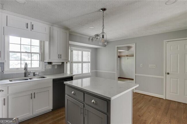Building Photo - 766 Chesterfield Dr