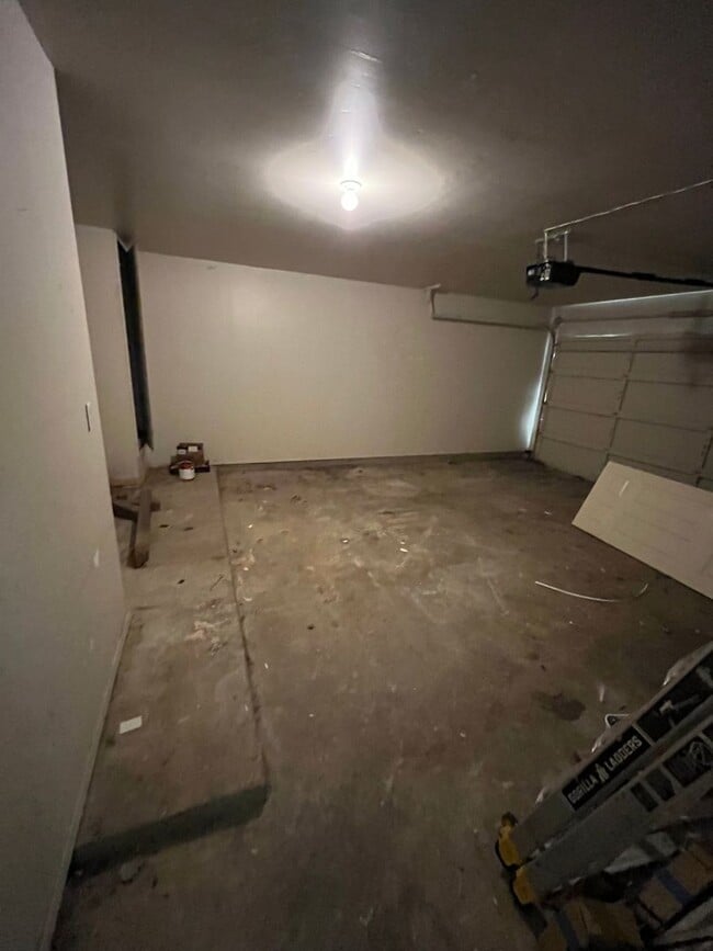 Building Photo - PREALEASING FOR APRIL! 3 bedroom with Patio Great for Entertainment!