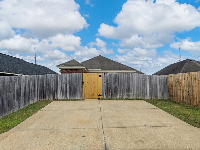 Building Photo - 1312 Centerfield Ct