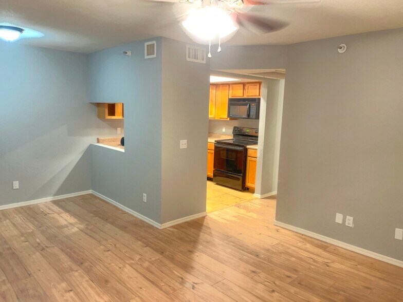 Building Photo - 17 E Ruth Ave