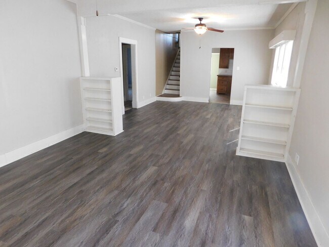 Building Photo - Spacious 3 bedroom/1 bath home in El Dorado!