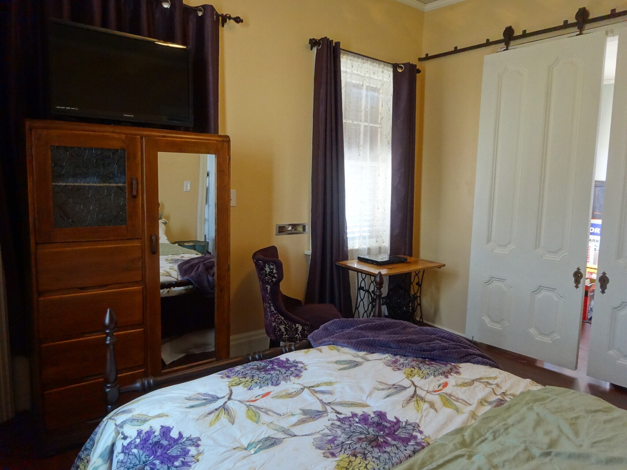 front bedroom - 1013 Touro St