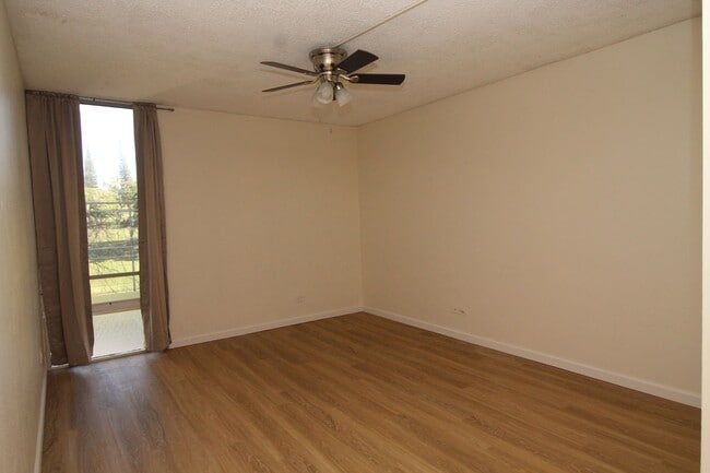 Building Photo - 3 bedroom - 2 bath - with 2 PARKING STALLS!