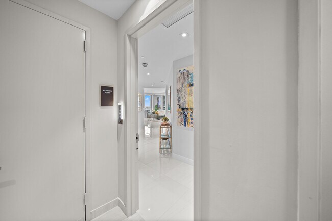 Building Photo - 3100 N Ocean Dr