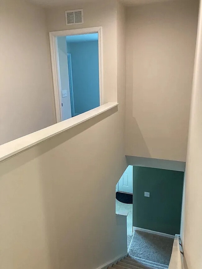 Building Photo - 4 Bedrooms 2.5 Bathrooms