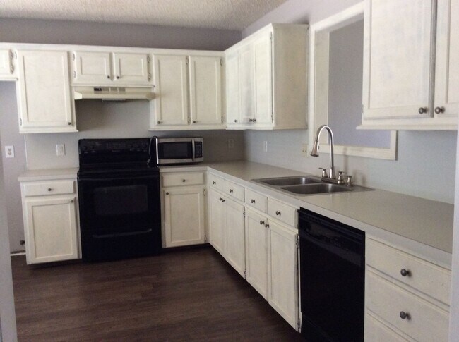 Building Photo - Beautiful 3/2/2 Home Available August!