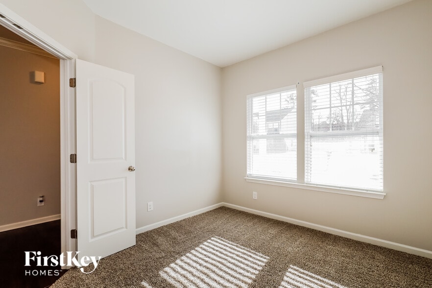 Building Photo - 2080 Lake Vista Drive