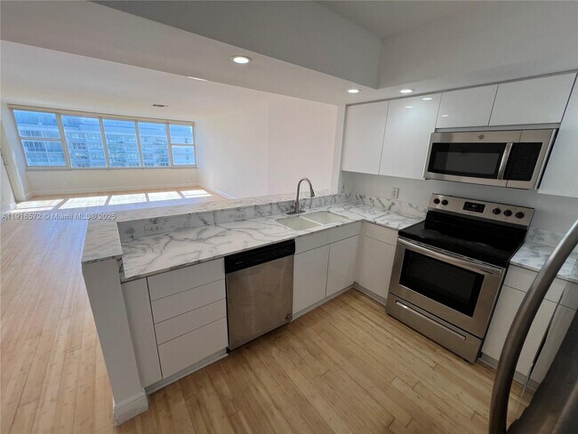 Building Photo - 5600 Collins Ave