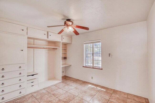 Building Photo - 1304 E Linden St