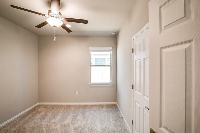 Building Photo - 837 Falkland Trace