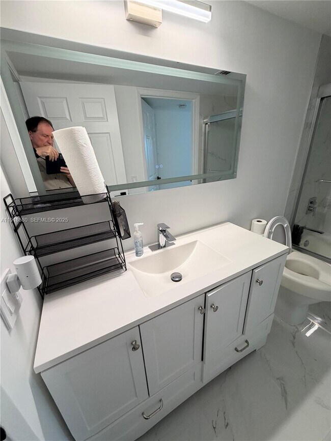 Building Photo - 7290 Kinghurst Dr