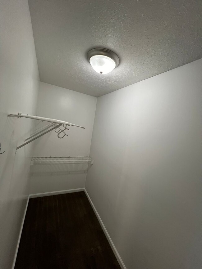 Building Photo - Spacious 3 bedroom 2.5 bath home.
