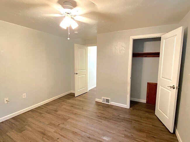 Building Photo - *Updated 1BD/1BA Apartment Available in Br...