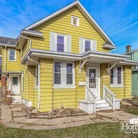 Building Photo - 4 bedrooms in River Park!