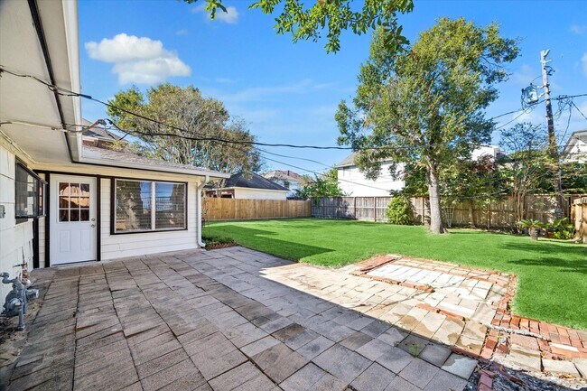 Building Photo - 4802 Holly St