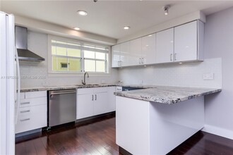 Building Photo - 623 NE 8th Ave