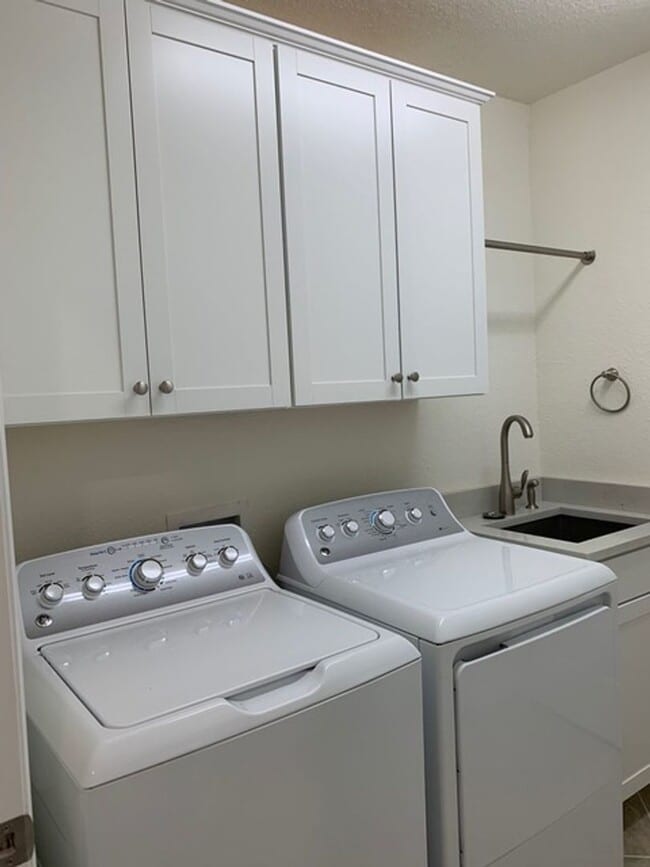 Building Photo - JUST LISTED! -3/2 COACH HOME  - COUNTRY CLUB EAST  - NICE!!