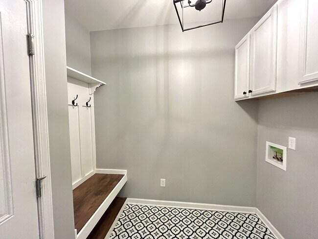 Building Photo - SPACIOUS FRANKLIN HOME WITH UPGRADES