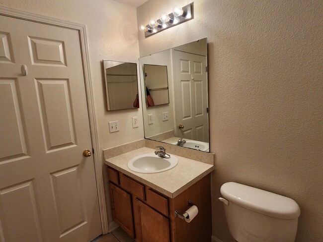 Building Photo - West Side - 3/2 Upstairs Manotak Oaks Condo