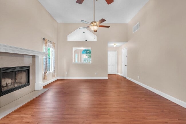 Building Photo - Updated Home in Convenient Location