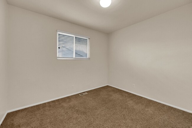 Building Photo - 916 Vics Rd