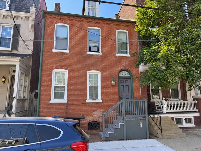 Building Photo - 612 E Chestnut St