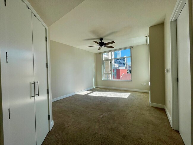 Building Photo - 2 Bedroom- 2 Bathroom Single Story Condo o...