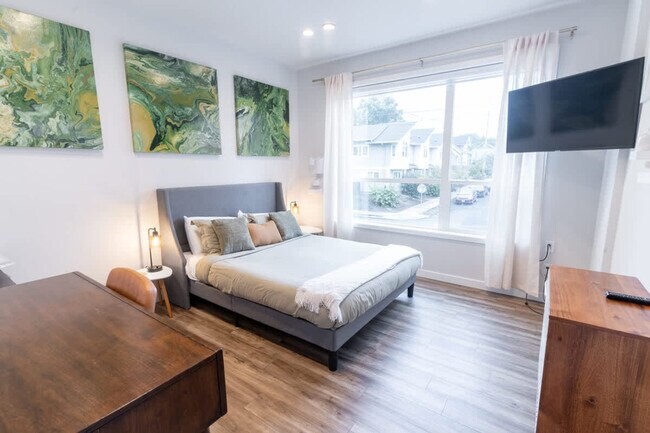 Building Photo - 5177 NE 14th Pl