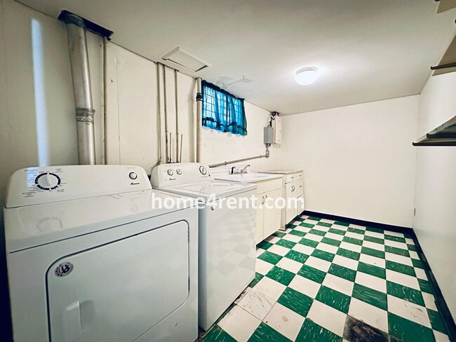 Building Photo - Charming Duplex Style Home with New Paint, Updated Floors, Finished Basement and a Quiet Back Patio!