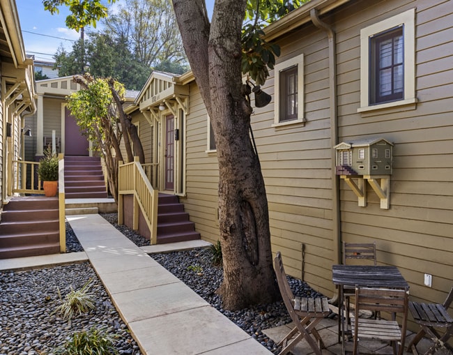 Building Photo - Adorable 1 bed / 1 bath Stand-Alone Bungalow in the Heart of Echo Park with Laundry & Parking