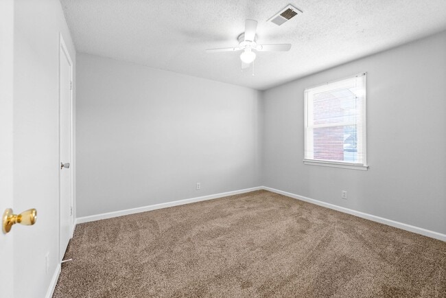 Building Photo - Cozy Two Bedroom Apartment