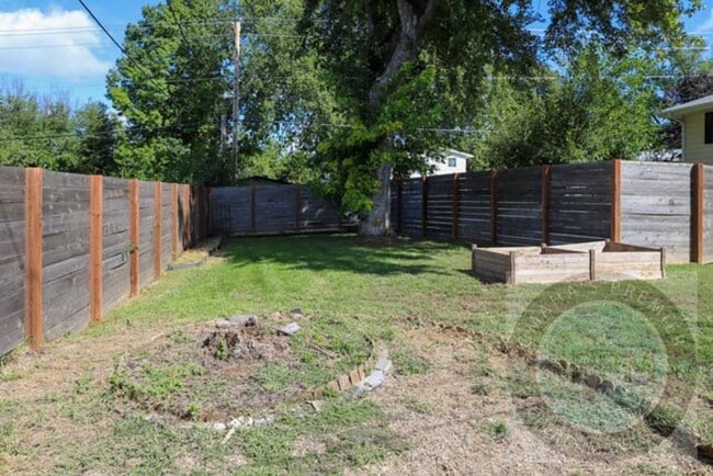 Building Photo - Move In Special  $600.00 off the Deposit!!...