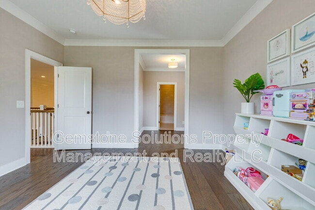 Building Photo - 1806 Burland Cres