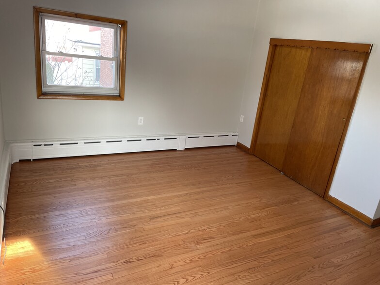 Large Bedroom - 327 Milburn Ave