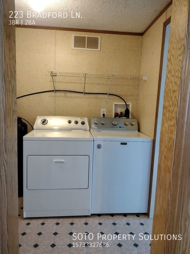 Building Photo - 3BD/2BA Pet-Friendly Home in Oak Ridge