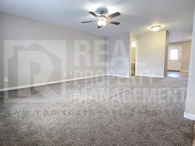 Building Photo - Bright & Clean 3 Bedroom, 2.5 Bathroom Townhome for Rent in Idaho Falls by Real Property Manageme...