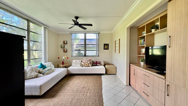 Building Photo - 4017 N Cypress Dr