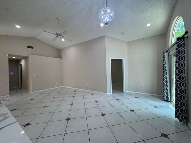 Building Photo - 1038 W Jasmine Ln