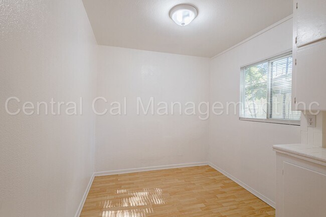 Building Photo - 2 Bedroom/1 Bath Home - $1450 Per Month!
