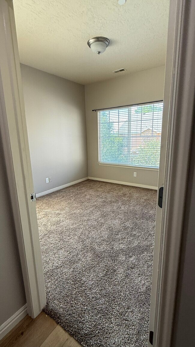 Building Photo - 1174 S. Meadow Fork #6