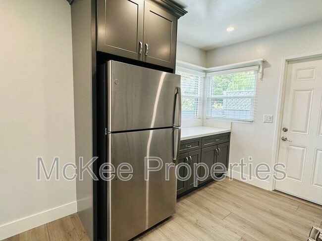 Building Photo - 1658 Cable St