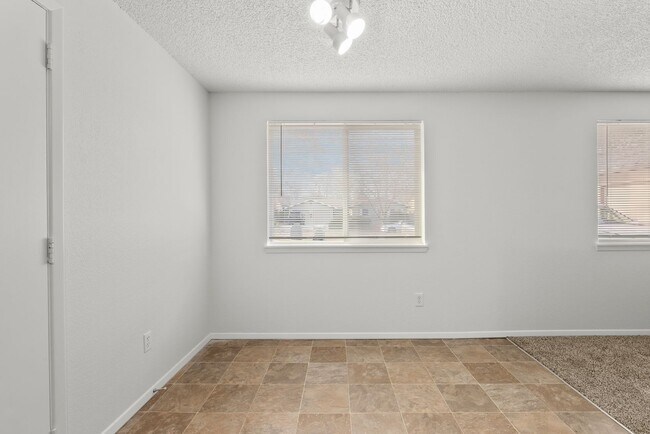 Building Photo - Charming townhome centrally located with great access to the Greenbelt and BSU!