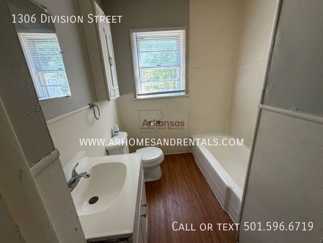 Building Photo - 1306 Division St