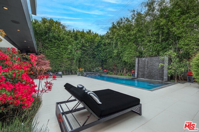 Building Photo - 511 N Rexford Dr