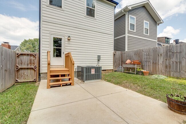 Building Photo - AVAILABLE September 1st. UPDATED 3 Bedroom...
