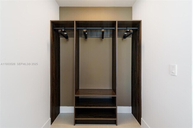 Building Photo - 601 NE 1st Ave