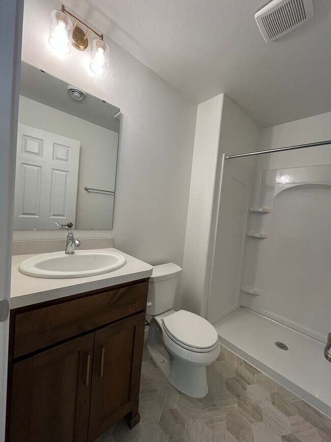 Building Photo - 3 Bed 3 Bath TownHome