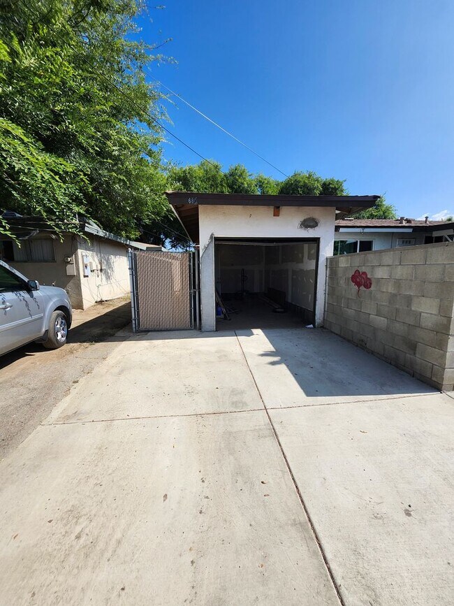 Building Photo - M-Muir Ave (triplex)