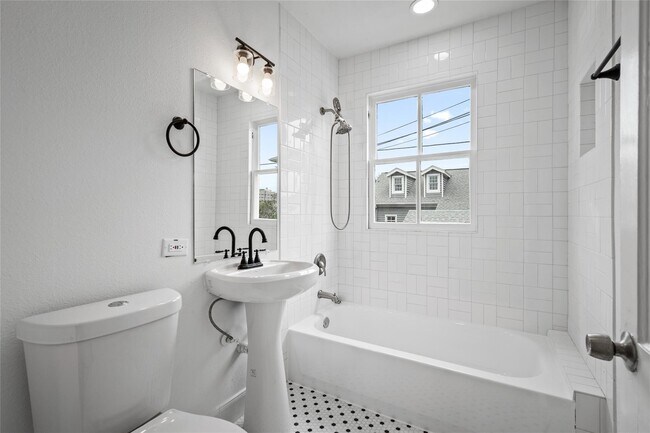 Building Photo - 1106 Winnie St