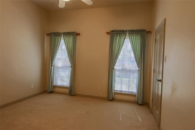 Building Photo - 2 Robin Trail